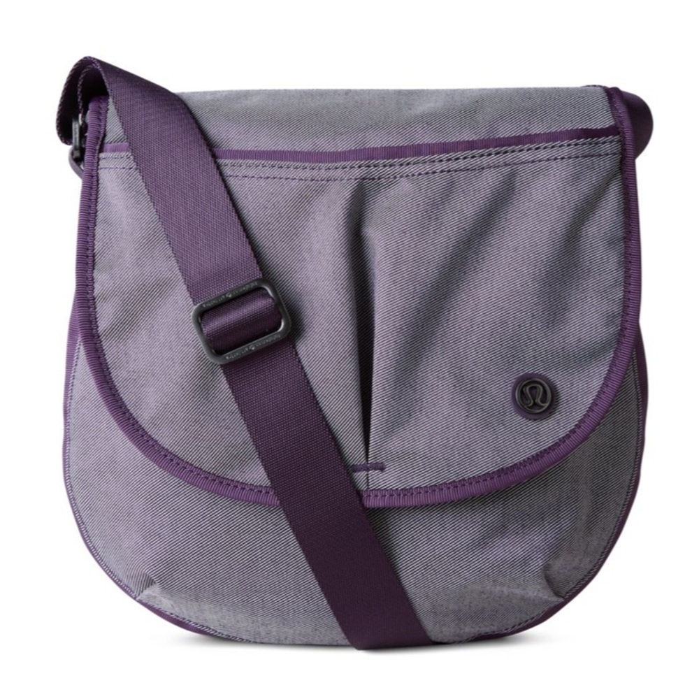 Lululemon The Essentials Bag
Deep Zinfandel / White (purple)